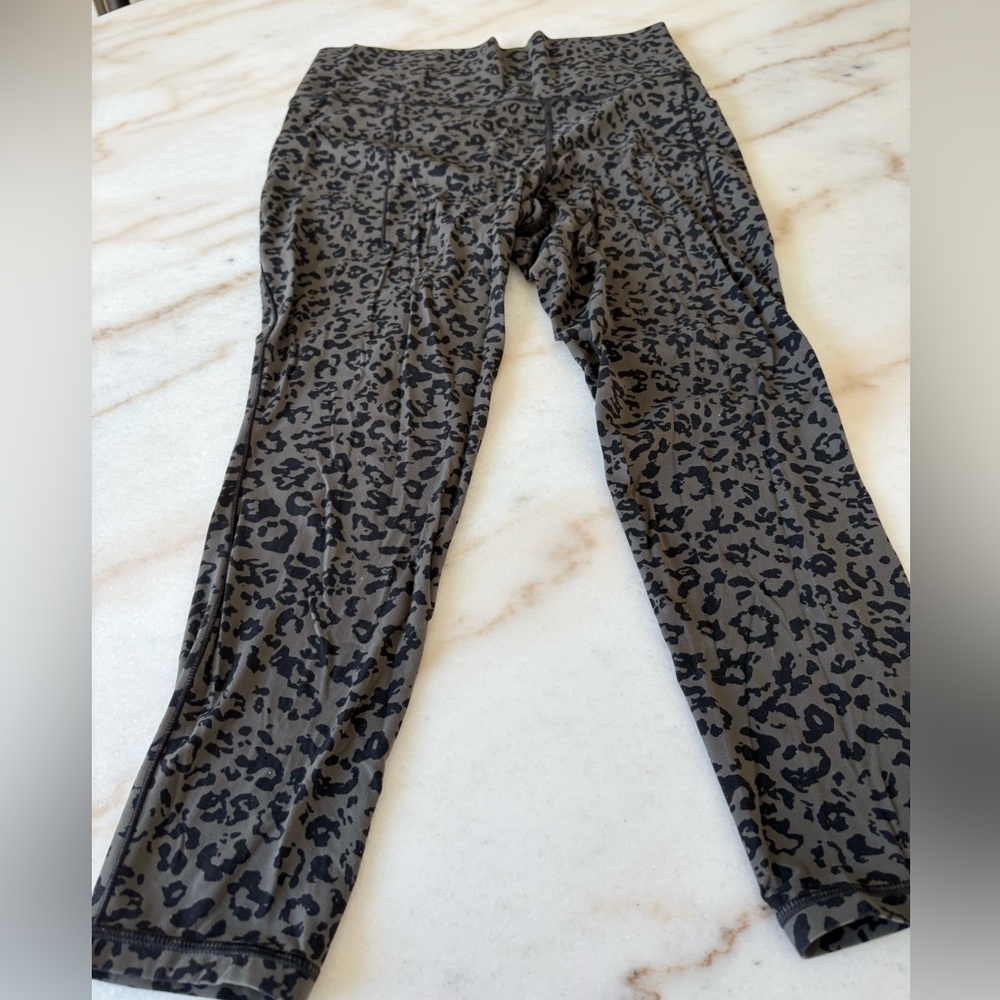 Athleta leopard print leggings stash pockets 7/8 length, size Large pink